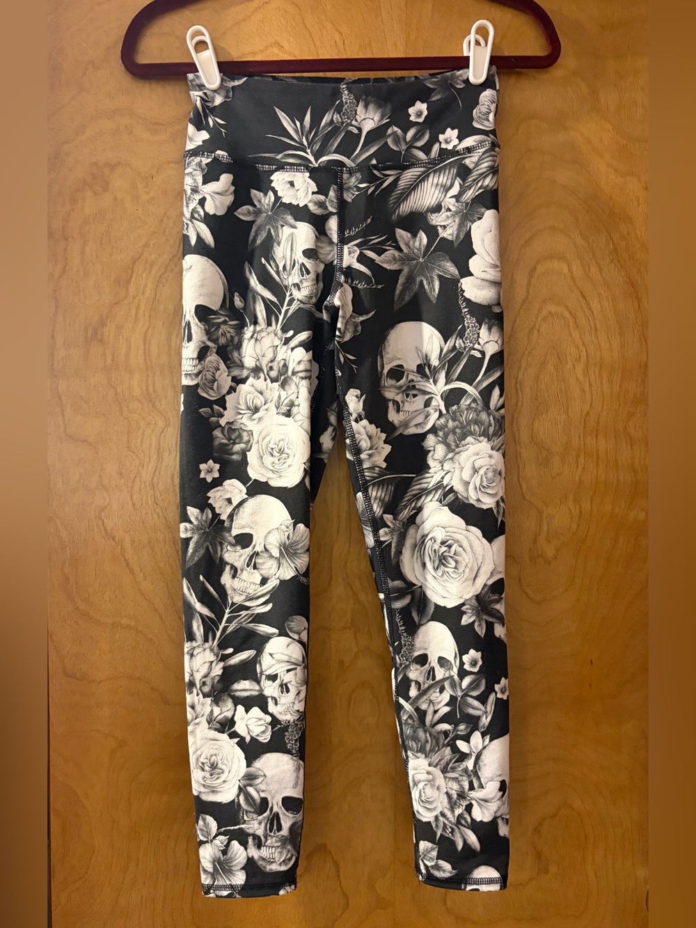 Women’s Black Floral Skull Print Capri Leggings
